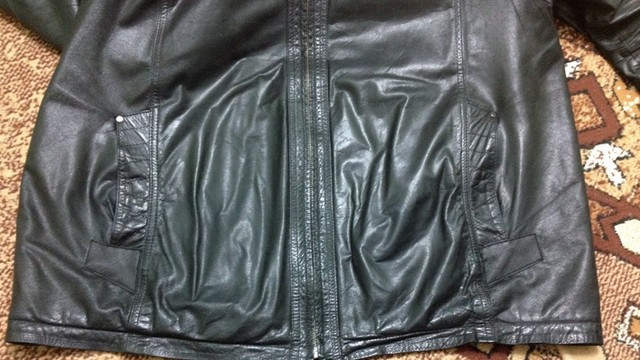 Заделать дырку жидкой кожей. Заштопать кожаную куртку. Как заделать кожаную куртку. Дырка на кожаной куртке. Драная кожаная куртка.